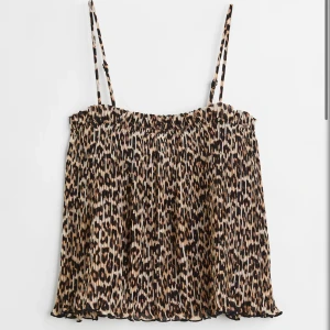 Leopardmönstrad topp - Jätte söt leopard topp från Hm. Lapp är bortklippt. Kom gärna med frågor!💗