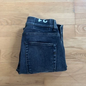 Dondup Jeans - Snygga svarta jeans från Dondup i storlek 31. En av de trendigaste jeansen på marknaden numera, 9,5/10 skick! bara att höra av sig vid fler frågor:) 