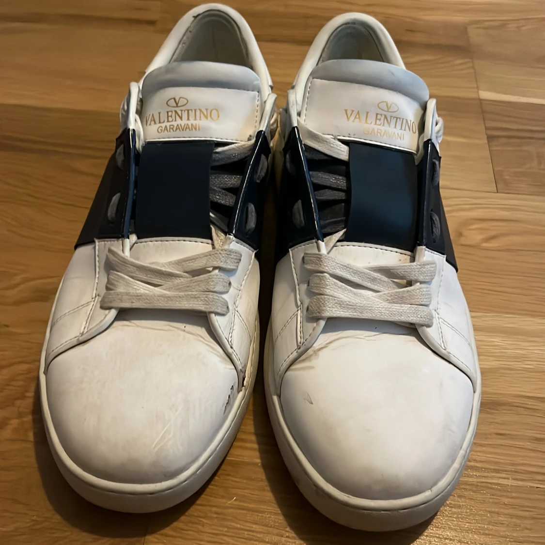 Valentino Garavani vita o blåa