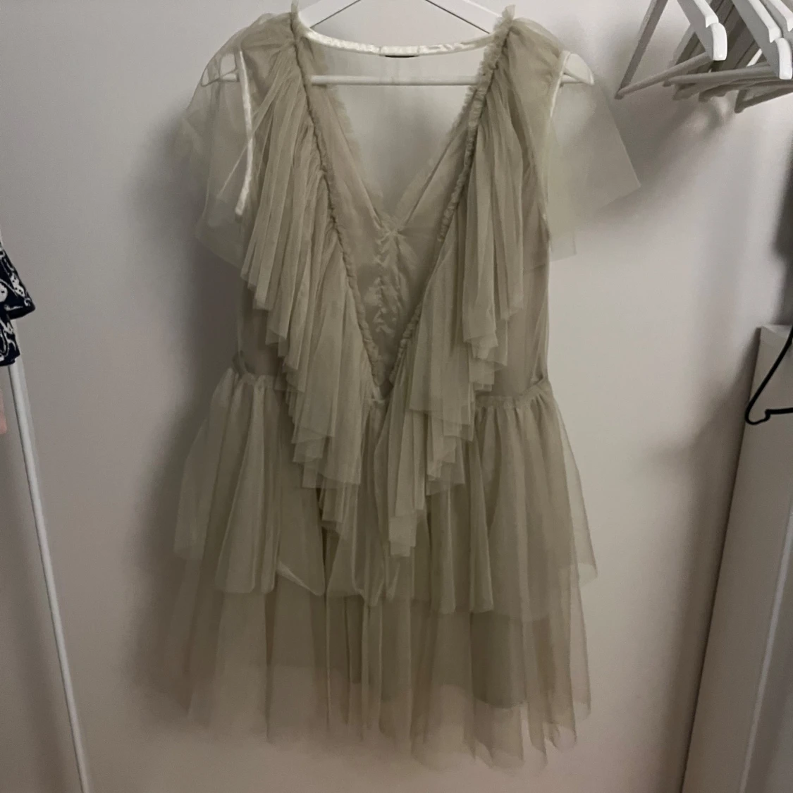 Champagnefärgad volangklänning Ida Sjöstedt - 1