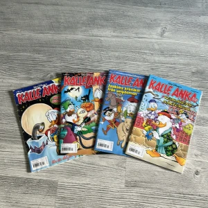 Kalle Anka & C:o (flera nummer) - Samling av färgglada Kalle Anka-tidningar med roliga och äventyrliga berättelser. Perfekt för dig som gillar humor, tecknade serier och klassiska karaktärer. Passar både unga och unga vuxna som vill ha lättsam och underhållande läsning.