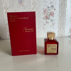 Maison Francis Kurkdjian Baccarat Rouge 540 - Exklusiv parfym, Baccarat Rouge 540 Extrait de Parfum, 70 ml. Flaskan är fyrkantig i rött glas med guldfärgad etikett och lock. Kommer i elegant röd och guld ask med detaljerad design. En ikonisk doft från Paris som verkligen sticker ut.