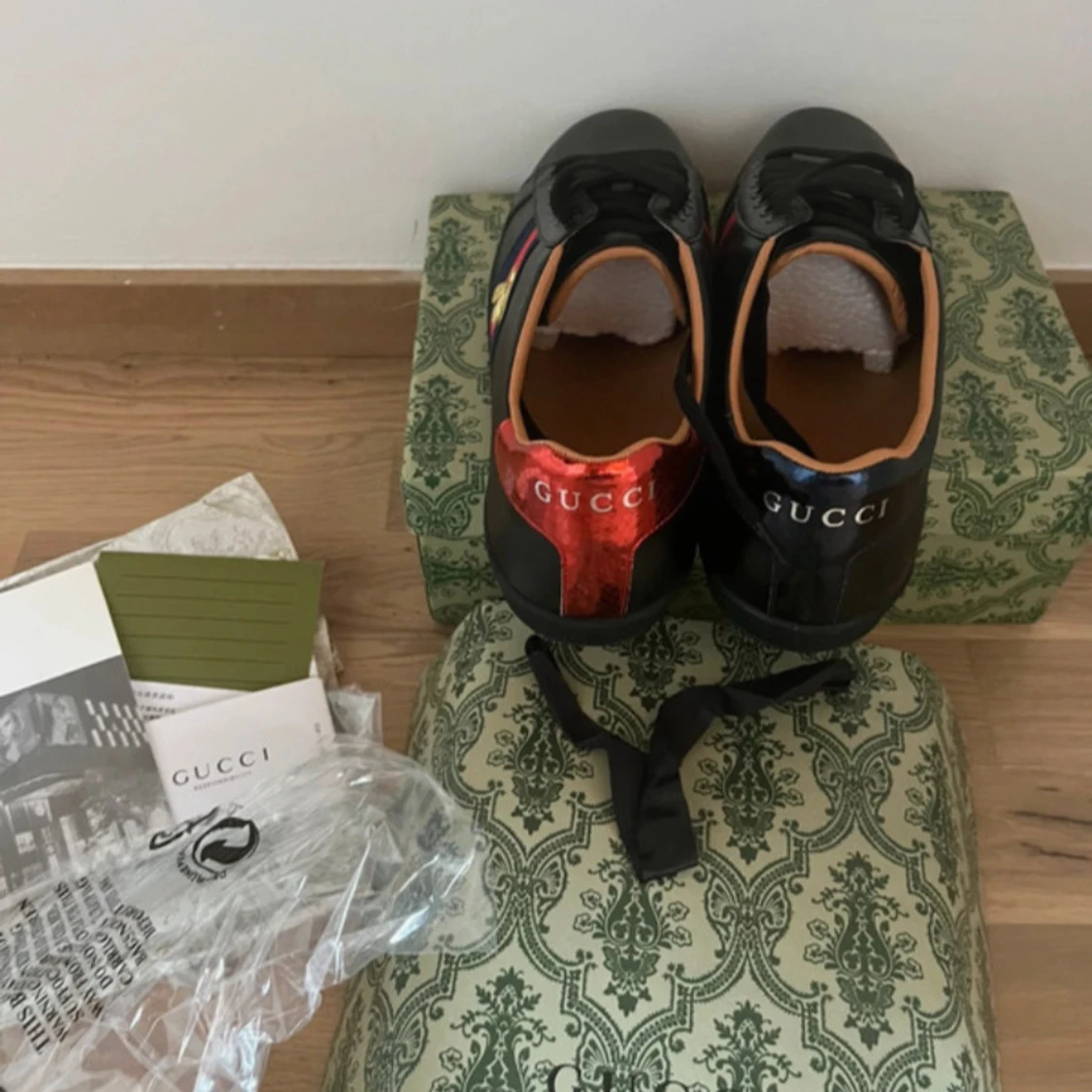 Gucci Ace svarta sneakers med bi-detalj - 2