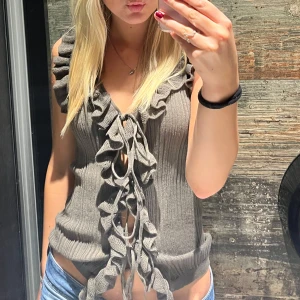 Grön topp Zara - Säljer min jätte snygga och eftertraktade tröja ifrån Zara med volang!!💓den är använd endast fåtal gånger därför väldigt bra skick, skriv vid intressse eller frågor💓