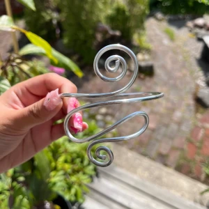 Armcuff  - 🌸Går att böja ut eller in för att få din perfekta passform 🌺 🌸Finns både i silver och guld✨  Gör även customs!! Skicka in bild eller din idé så kan vi nog säkert lösa det 🥰