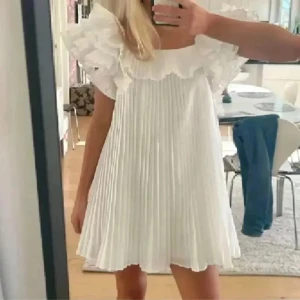 Volang klänning  - Så söt klänning från Zara, storlek M❤️ perfekt inför midsommar! Passar mig med S