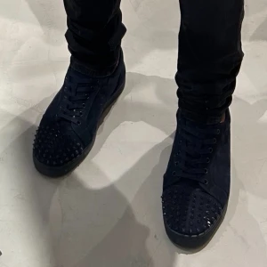 Louboutins  - Intressekoll på mina skor ifrån Louboutin. Köpta på Vestiaire för över 4000kr. Skriv vid minsta fundering eller bud. 🤗(OBS: En spik har lossnat, men inget man tänker på vid användning)