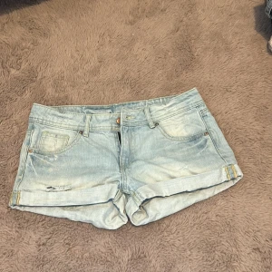 Low waist jeansshorts  - Jättefina lågmidjade jeansshorts med slitningar!! Mycket bra skick!!