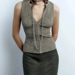 SÖKER!!!  - SÖKER! Zara topp! OBS. Max 380kr . Absolut inte mer! 