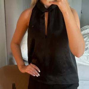 Svart satintopp   - Säljer denna jättesnygga topp i glansigt tyg från Zara. Perfekt som festtopp men funkar även till vardags! 