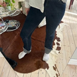 Mörkblå jeans från Notes du Nord - Snygga mörkblå jeans från Notes du Nord i rak modell💕💕🫶