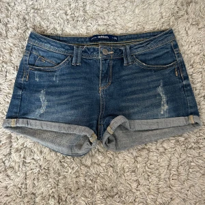 Lågmidjade jeansshorts  - Snygga Lågmidjade shorts och alla mått finns bland bilderna