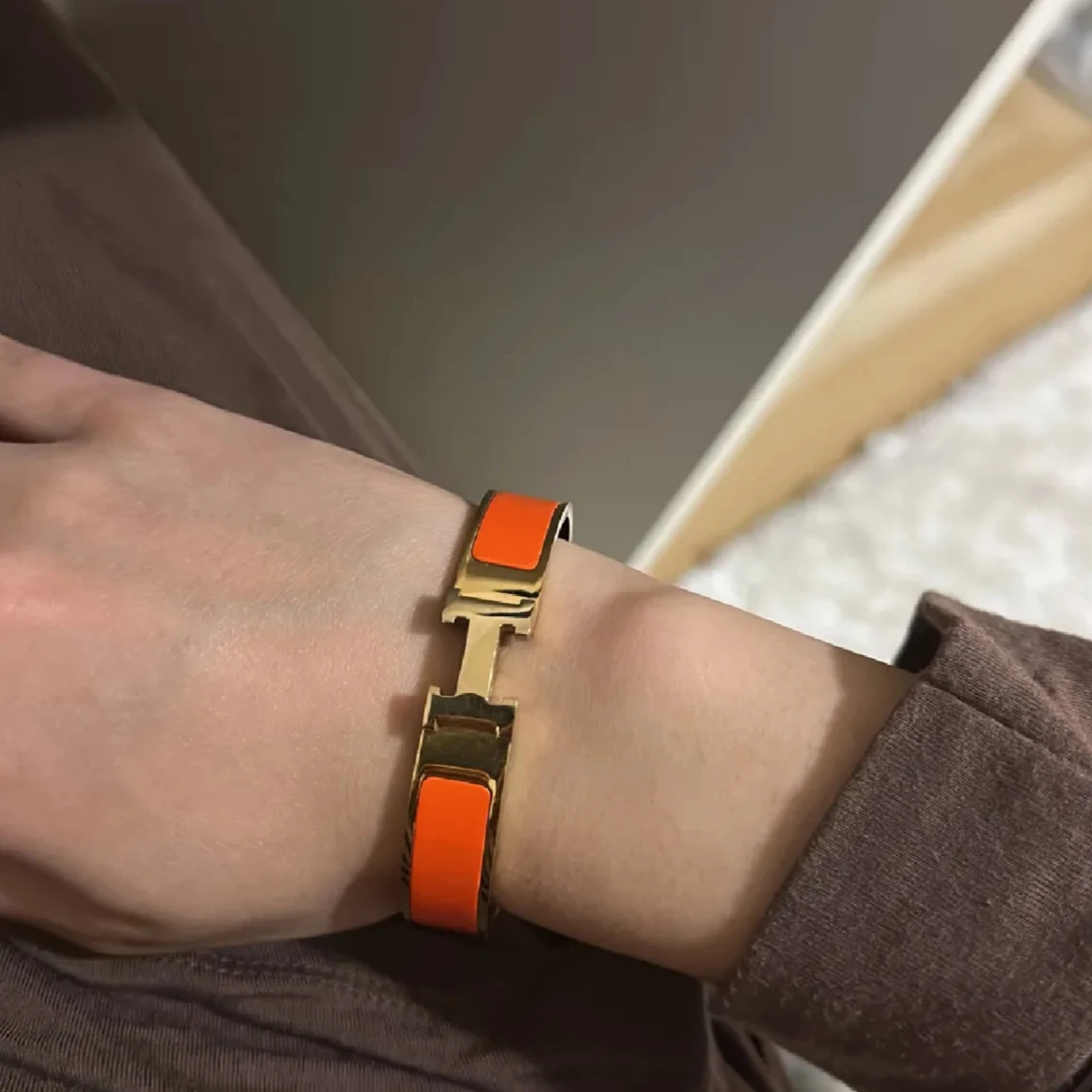 Guldarmband med orange detaljer - 4
