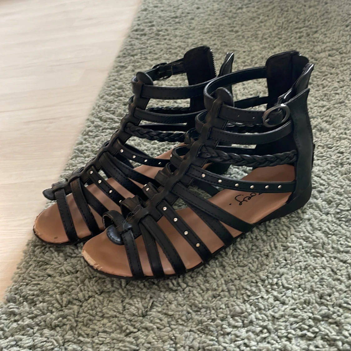 Svarta gladiatorsandaler med nitar - 1