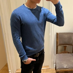 Blå stickad tröja - En stilren blå stickad tröja från Kappahl i storlek S. Tröjan sitter slim fit, den har rund halsringning, ribbade muddar och lång ärm. Perfekt för lager-på-lager och funkar lika bra till jeans som till chinos. Mycket bra skick. Skriv om du har frågor🙌