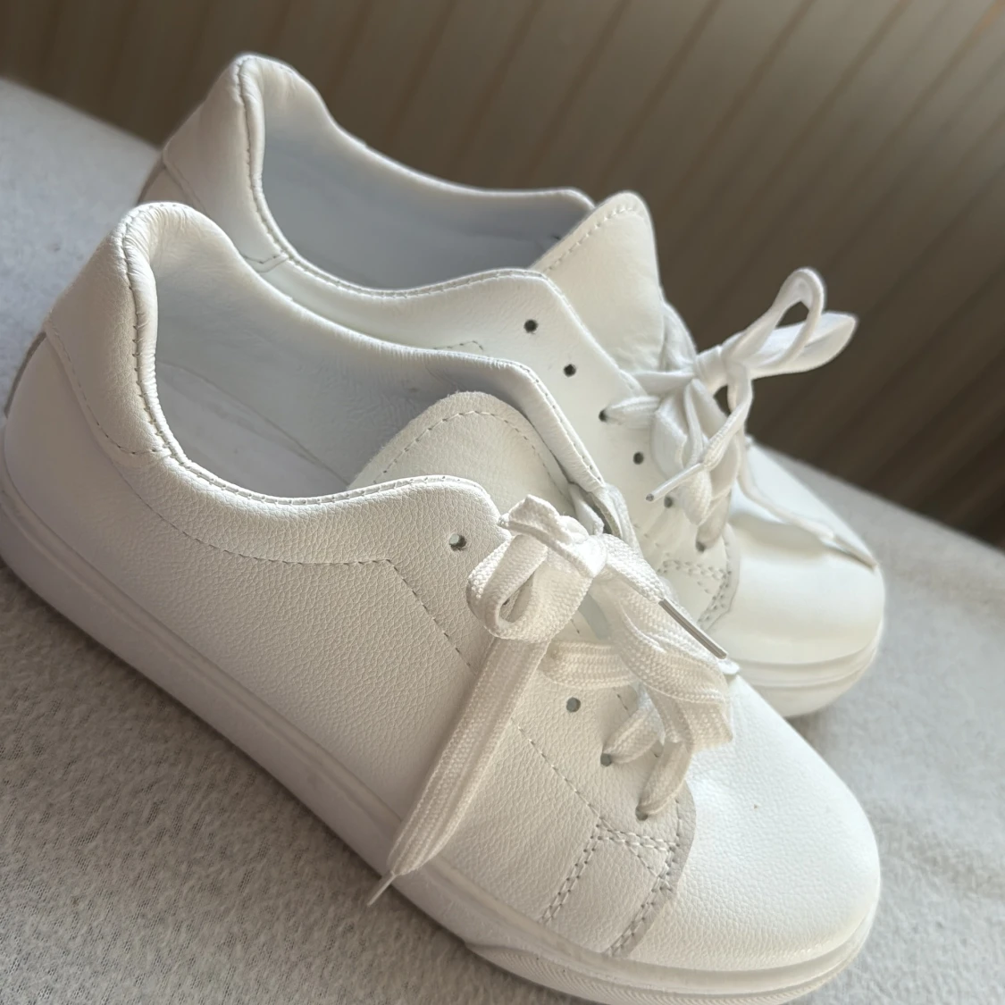 Vita sneakers i skinnimitation - 2