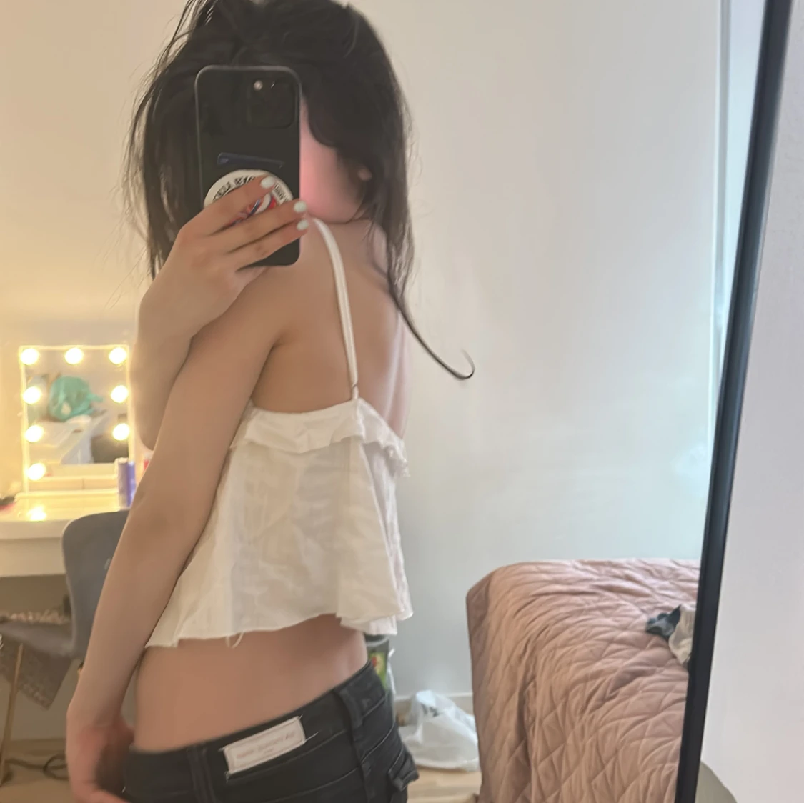 Vit volangig linnetopp med smala axelband - 1