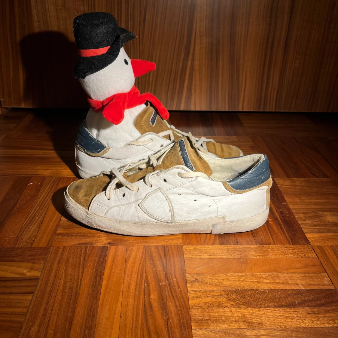 Philippe Model vita och brun-orangea sneakers - 1