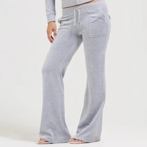 Grå mjukisbyxor från Juicy Couture - Supermjuka grå mjukisbyxor från Juicy Couture med raka ben. Byxorna har stora fickor fram och bak med knappdetaljer. Endast använda fåtal gånger💕stl 14/15 år. Pris kan diskuteras. 