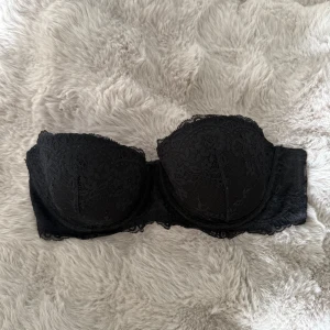 Svart spets bh  - Snygg svart bh med vacker spets och vadderade kupor. 
