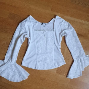 Vacker vit topp från Humana - Ääälskar denna topp men den kommer för sällan till användning hos mig tyvärr! Secondhand men känns som nyskick, inga skavanker. Passar storlek 38/M.