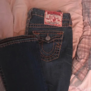 True religion jeans❤️ - True religion jeans i storlek 28w, skriv för mått så läster jag dett!! Är i modell Billy Super T och skulle säga att de sitter som bootcut/straight men det bror lite på❤️ skriv om du har frågor 