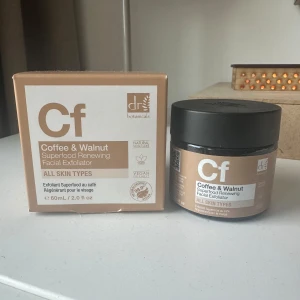 Dr Botanicals Coffee & Walnut Exfoliator - Dr Botanicals Coffee & Walnut Superfood Renewing Facial Exfoliator för alla hudtyper. Vegansk, cruelty free och 98,9% naturlig. Kommer i en brun glasburk med svart lock, 60 ml. Innehåller kaffe och valnöt för en fräsch och mjuk hud.