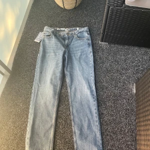 Ljusblåa Jack & Jones jeans - Detta är ett par ljusblåa jack & Jones jeans i modellen clark och är straight fit. Jag säljer de pga att de är för små och aldrig använt så bara blivit liggande ett bra tag och har aldrig använts då jag inte kunde ha de från början . Så de är i helt ny skick och väldigt fina och snygga. Köpta för 490kr men säljs för 400 så är ett bra pris. Storleken är 164 cm som jag skulle gissa motsvarar ungefär XXS möjligtvis XS.