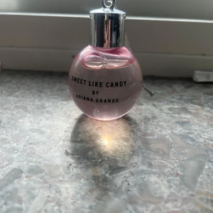 Sweet Like Candy parfym Ariana Grande - Badskum med söt doft från Ariana grande aldrig använd luktar underbart den är inte använt på grund av att jag ej har badkar