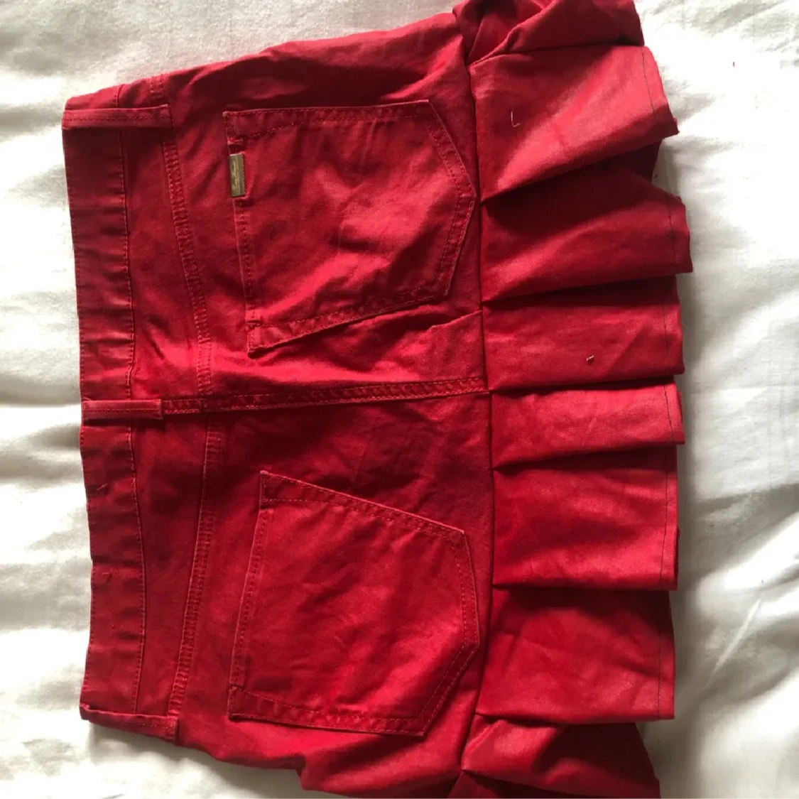 Röd plisserad minikjol med dragkedjor - 1