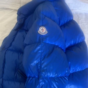 Blå Moncler dunjacka, storlek 2 - Säljer en riktigt fet blå dunjacka från Moncler Grenoble. ❤️‍🩹