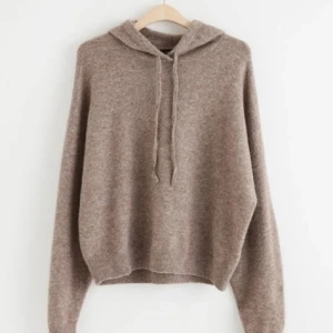 Beige stickad hoodie med huva - Stickad hoodie från Lindex, jättebra skick! Strl S🥰🥰