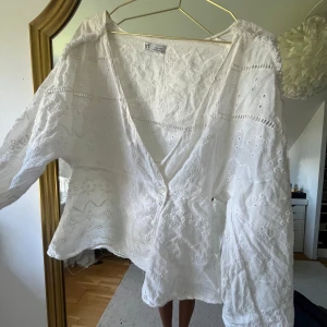 Vit broderad blus från Zara - Superfin vit blus från Zara med broderade detaljer och v-ringning. Blusen har långa ärmar, knäppning framtill. Knappt använd av mig!💕