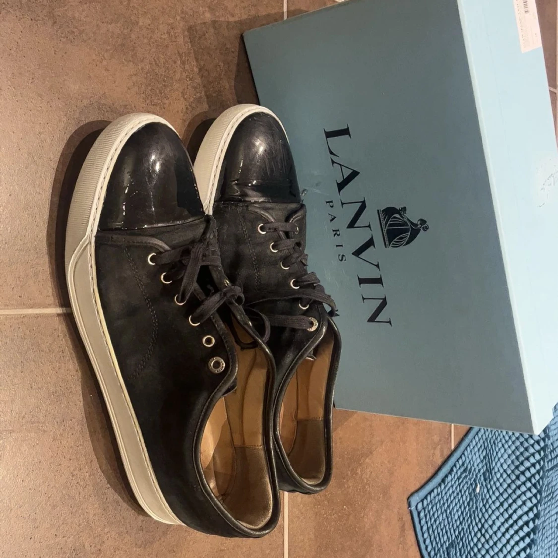 Svarta sneakers från Lanvin med lackdetalj - 4