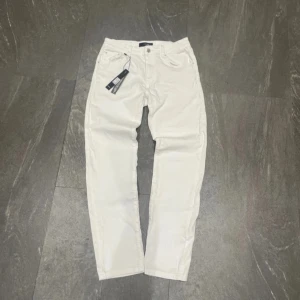 Vita amiri jeans  - Helt nya amiri jeans i storlek w31, Ge gärna pris förslag 