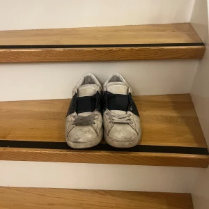 Valentino open - Snygga Valentino Open navy blue. Storlek 41 helt okej skick smutsiga men man kan tvätta enda defekten är lite crease box o dustbag finns perfekta inför sommaren