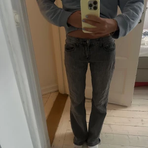 Grå bootcut jeans med låg midja - Low rise Bootcut jeans från Brandy Melville! Brandy har ju One size men skulle säga att det är XS och S. 