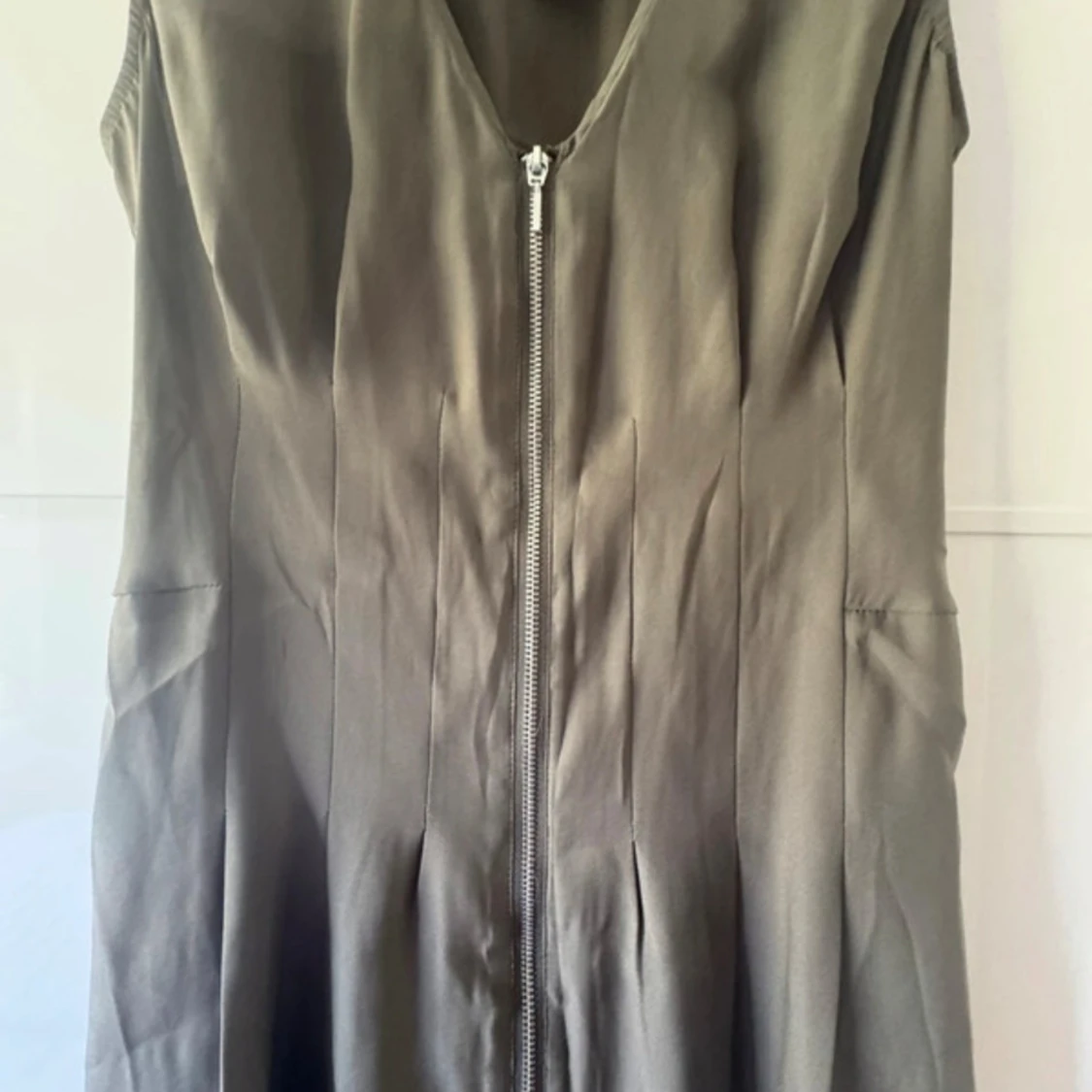 Ny. Olivgrön ärmlös klänning med dragkedja - 3
