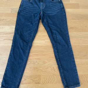 Mörkblå jeans från Strömberg - Snygga mörkblå jeans från Strömberg med klassisk femficksdesign och raka ben. Jeansen har en normal passform och är tillverkade i slitstarkt denimtyg. Perfekta för dig som gillar en enkel och tidlös look. Nypris 500kr