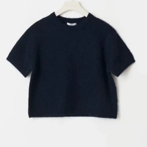 Stickad tröja - En jättefin mörkblå stickad tröja från gina! Aldrig använd!! ❤️❤️