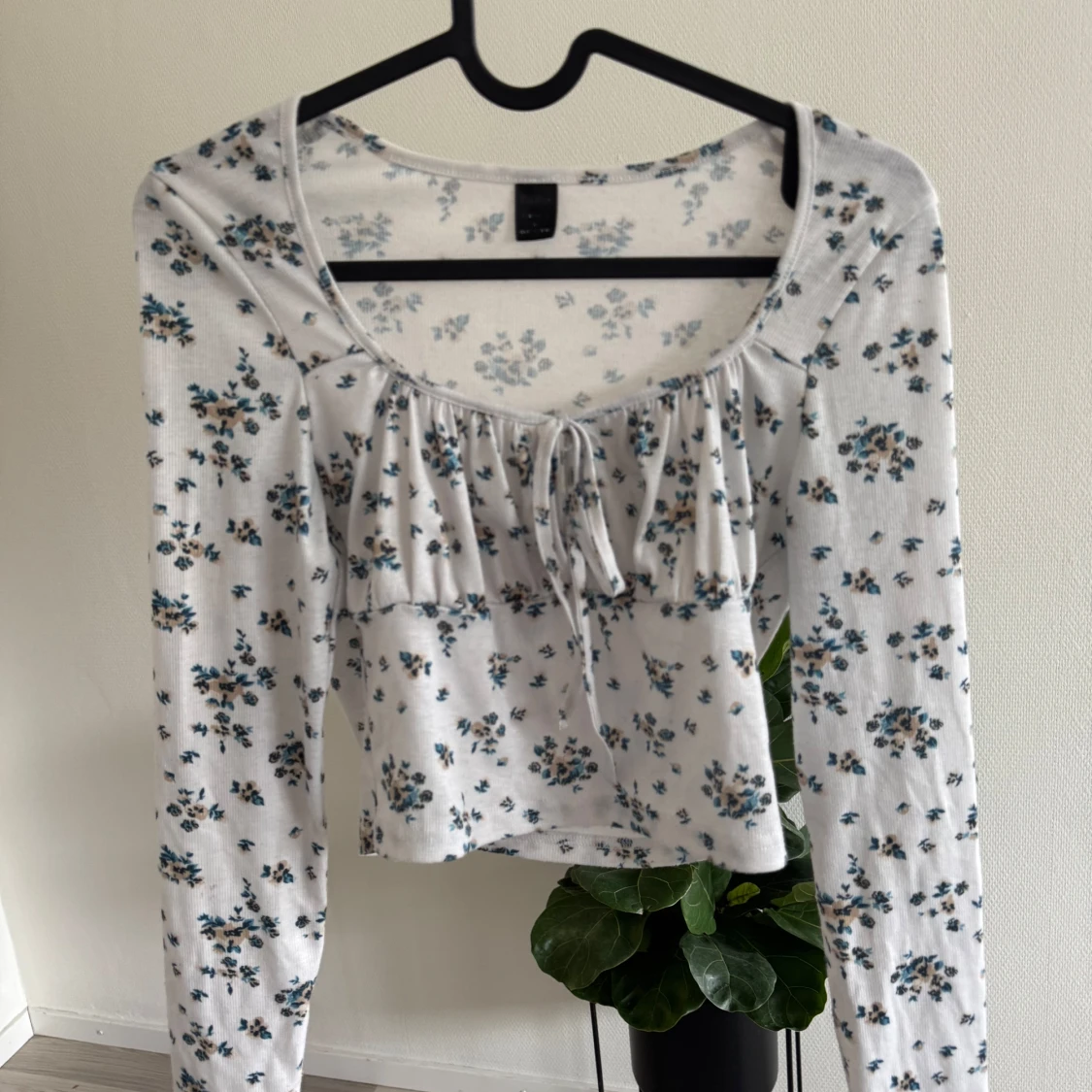 Vit blommig croppad blus med knyt - 1