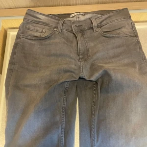 Grå jeans från Gina Tricot, stl 38 - Snygga grå jeans från Perfect Jeans i storlek 38. Bootcut. Passar S/M. Jag sydde upp de men går att spreta upp. 