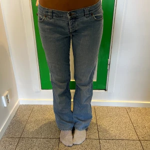 Låga straight jeans - Så snygga straight ljusblå jeans som jag är lite osäker på om jag vill sälja, det beror på vad jag kan få för dom.💕har en liten slitning baktill men inget man tänker på. Midjemått: ca 40cm. Innerbenslängd: ca 83cm. Skriv om ni är intresserade.❣️