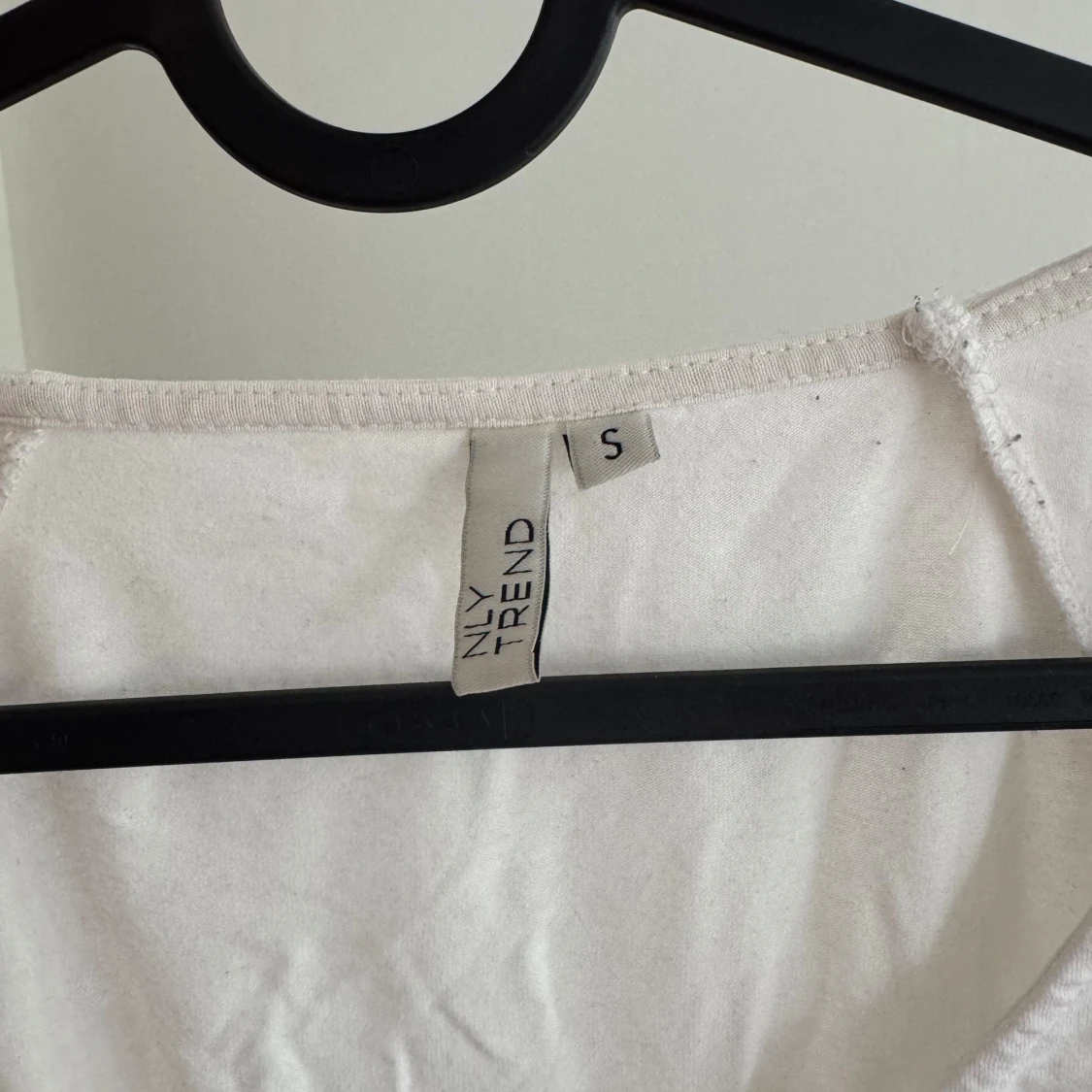 Vit croppad topp från NLY Trend - 2