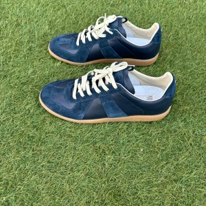 Marinblå Maison Margiela Gats - Navy blue Maison Margiela GATs | Storlek 42 man | Skick 9,5/10 | Har kvitto | Pris 3499 kr | Fraktar samma dag | Hör av er vid fler frågor eller bilder 😄