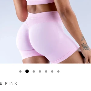 Ljusrosa dfyne shorts 6,5 - Säljer dessa shorts från dfyne! Nyskick endast test använda en gång☺️ Storlek M fast lite mindre i storlek 