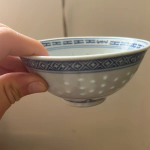 En fin skål - Skålen är made in china och väldigt fin. Skriv om funderingar passar perfekt för sommarn 