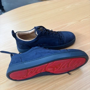Marinblå skor från Christian Louboutin - mörkblå sneakers i mocka från Christian Louboutin. Använd 4 gånger. Inget slitage.