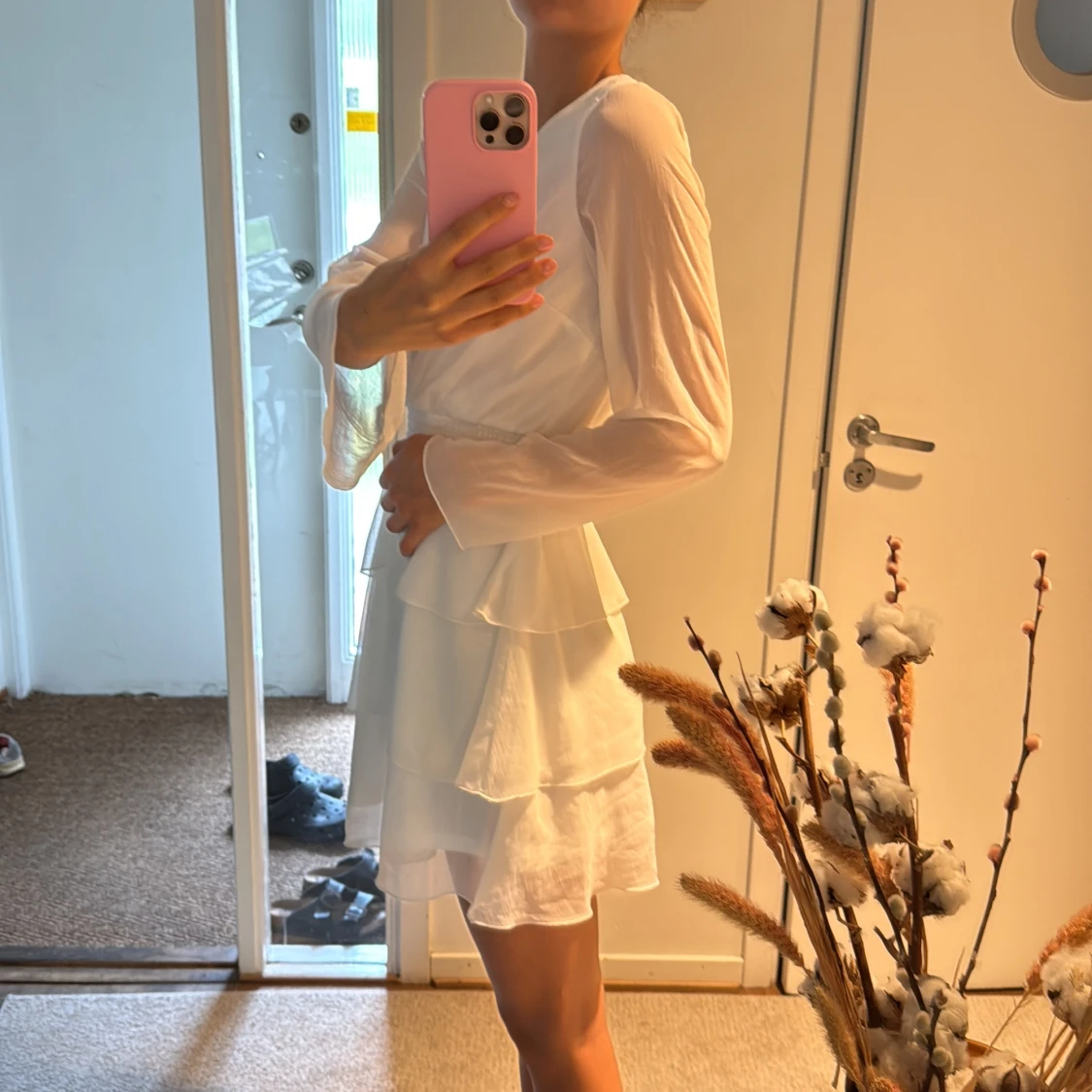 Vit omlottklänning med volanger - 3