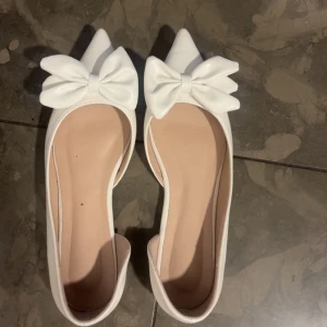 Vita ballerina skor  - SÅÅ fina ballerina skor som jag hade på mig på studenten men funkar även att ha när som helst!! Så sköna att ha på sig också och endast använda 1 gång! 